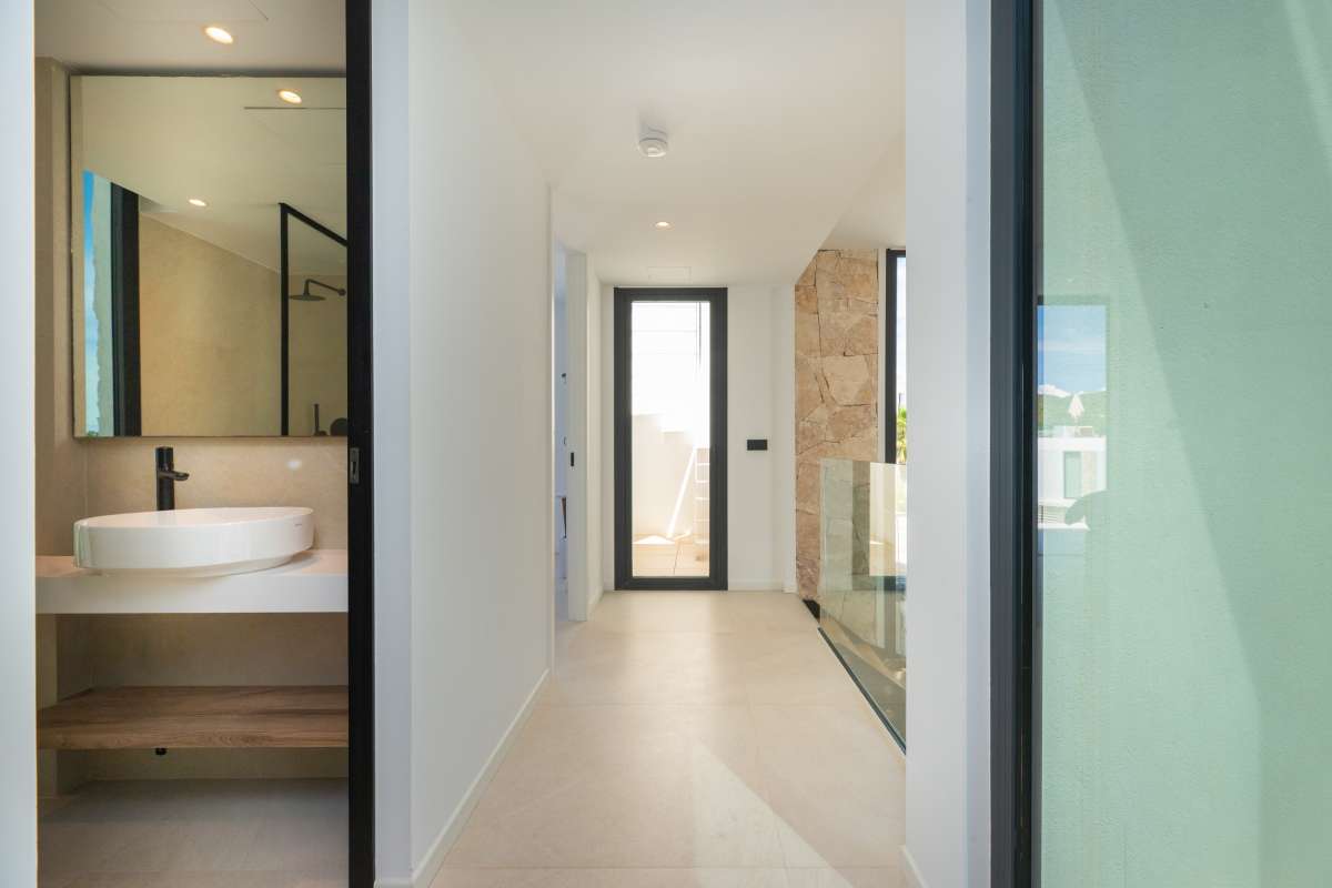 Stijlvolle villa met zeezicht en dakterras in Cala Tarida – Ibiza