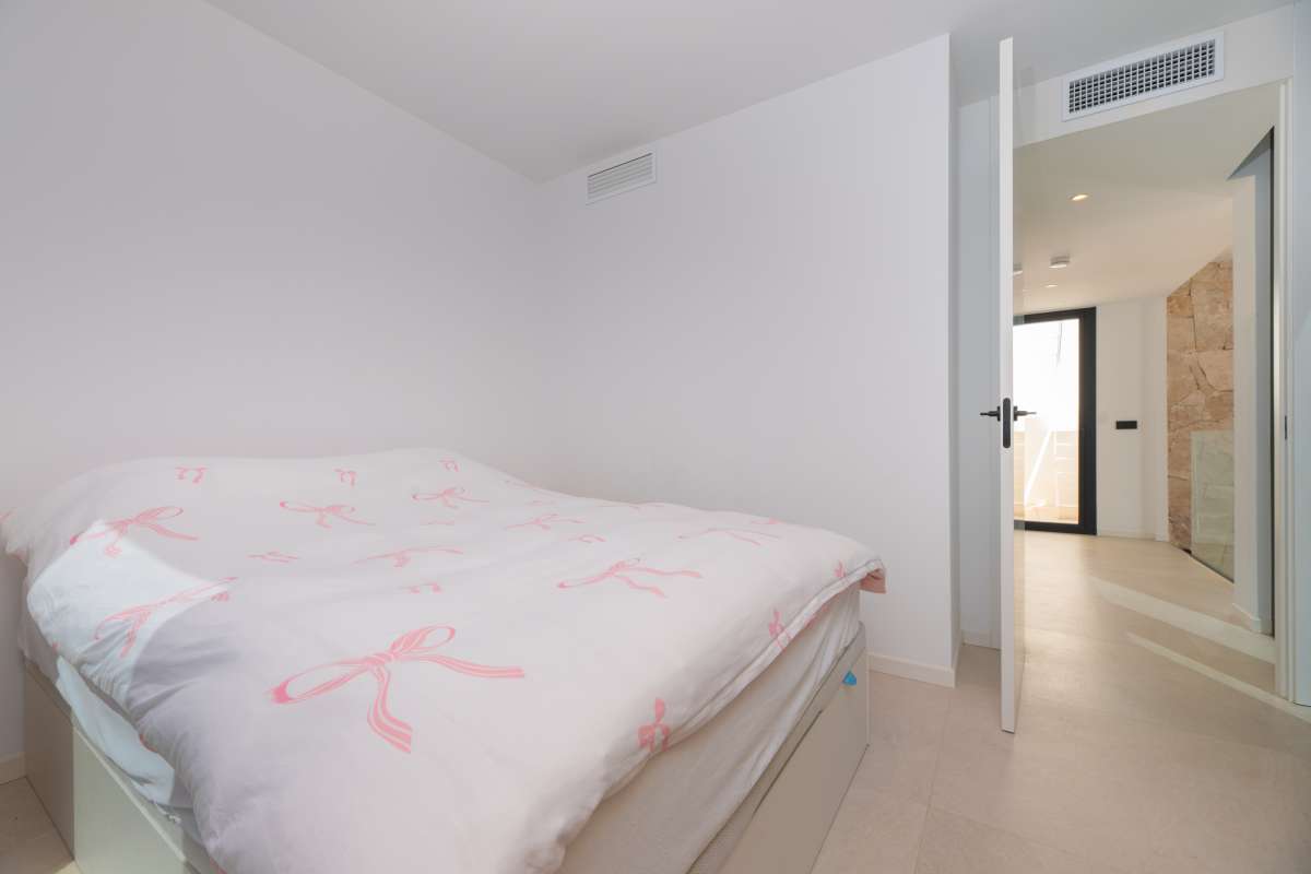 Stijlvolle villa met zeezicht en dakterras in Cala Tarida – Ibiza