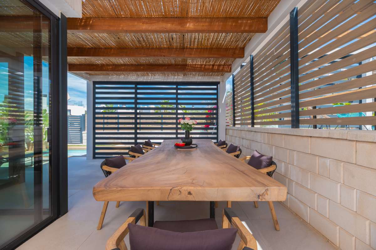 Stijlvolle villa met zeezicht en dakterras in Cala Tarida – Ibiza