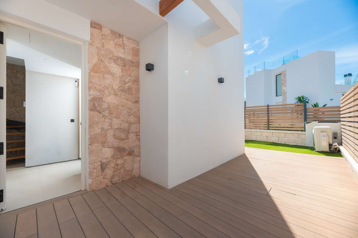 Stijlvolle villa met zeezicht en dakterras in Cala Tarida – Ibiza