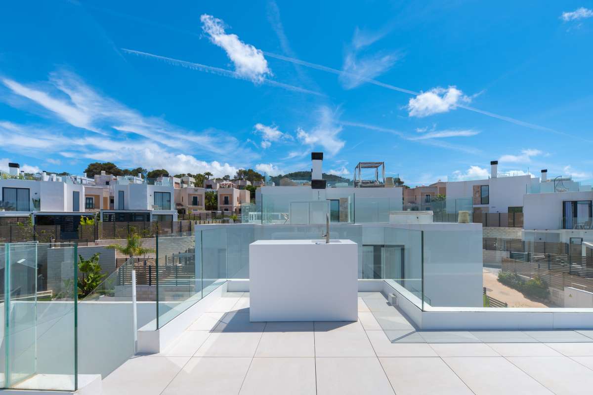 Stijlvolle villa met zeezicht en dakterras in Cala Tarida – Ibiza