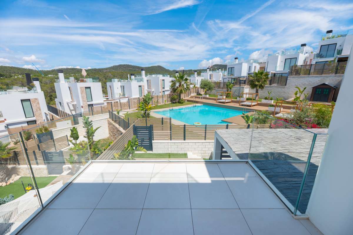 Stijlvolle villa met zeezicht en dakterras in Cala Tarida – Ibiza