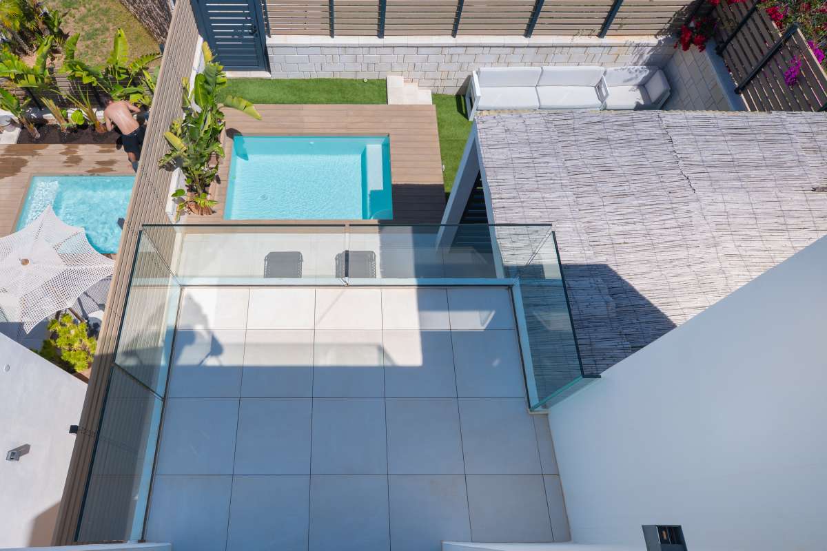 Stijlvolle villa met zeezicht en dakterras in Cala Tarida – Ibiza