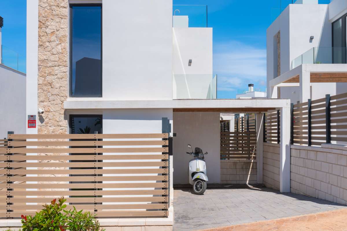 Stijlvolle villa met zeezicht en dakterras in Cala Tarida – Ibiza