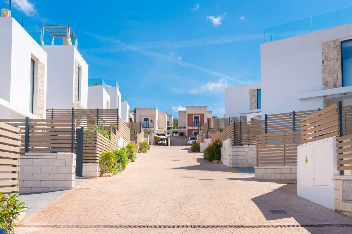 Stijlvolle villa met zeezicht en dakterras in Cala Tarida – Ibiza