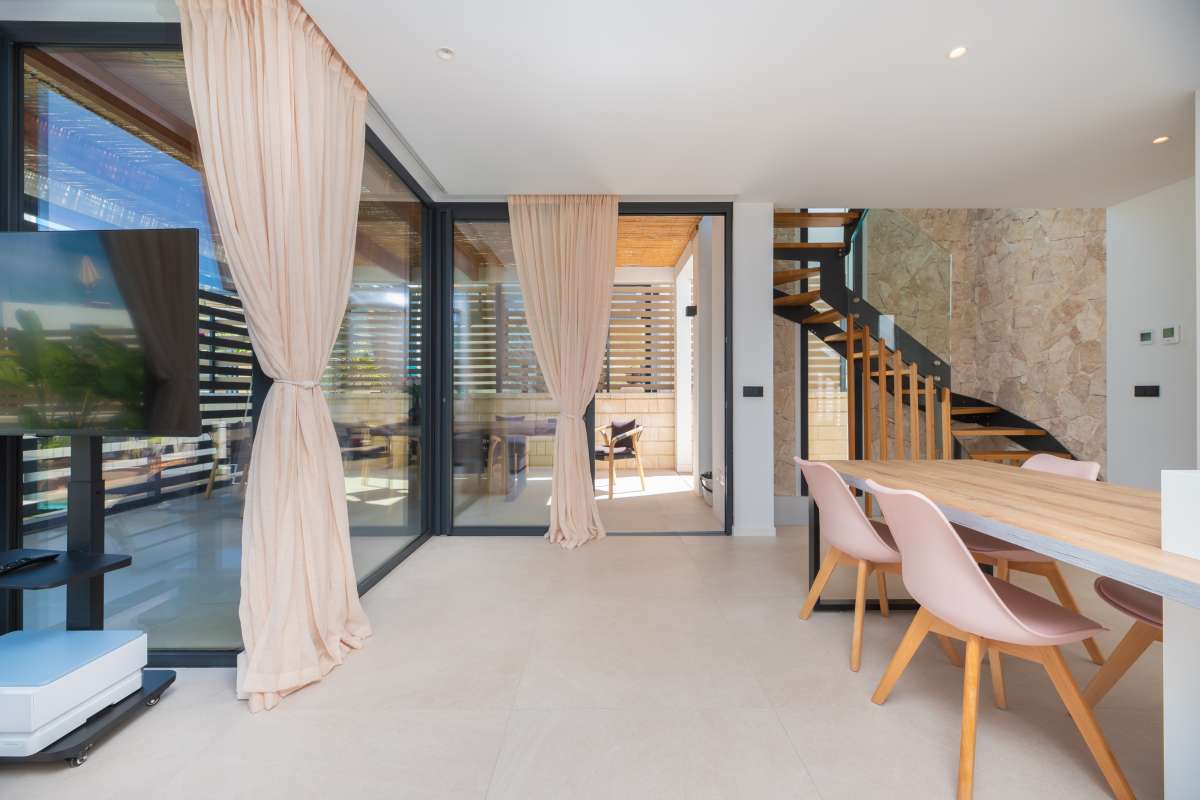 Stijlvolle villa met zeezicht en dakterras in Cala Tarida – Ibiza