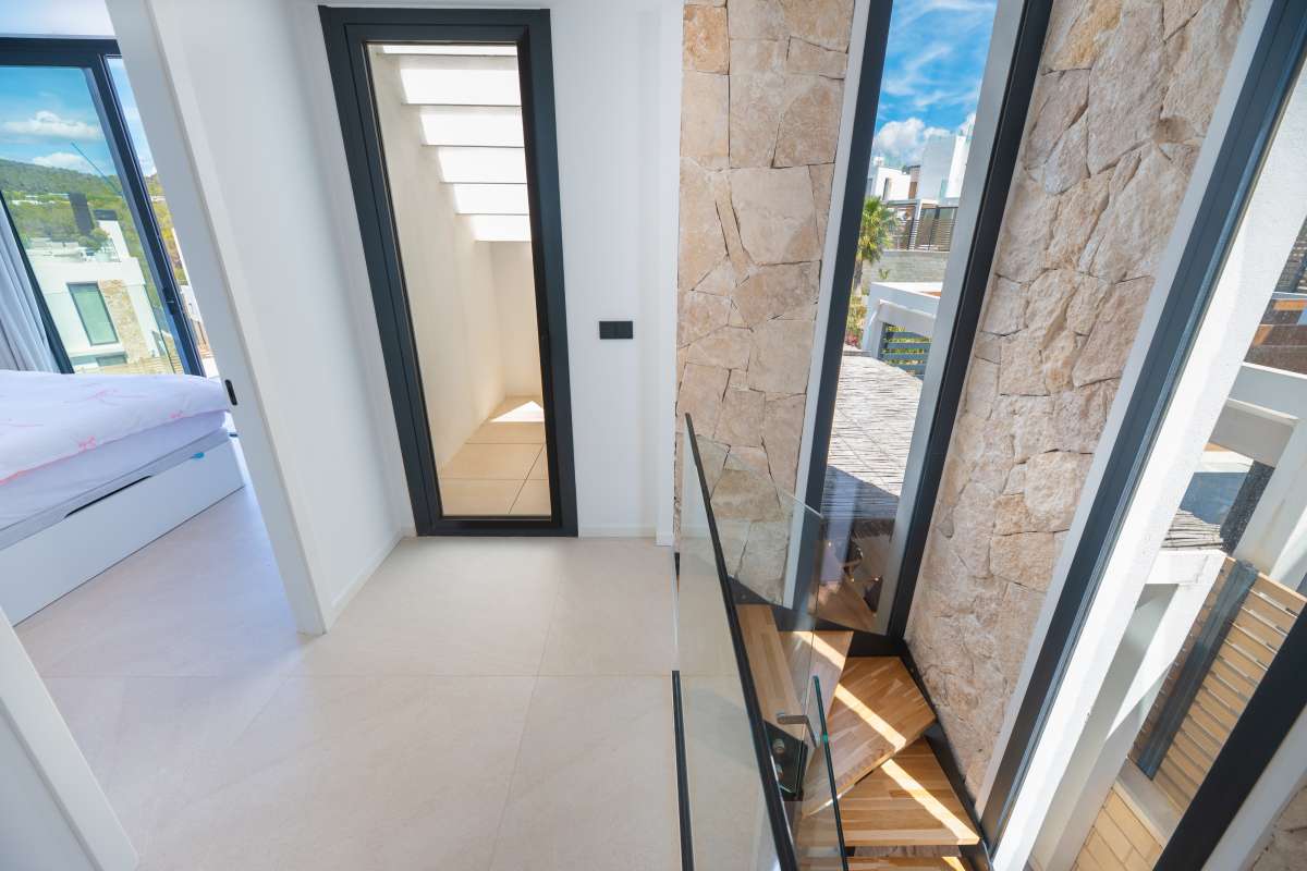 Stijlvolle villa met zeezicht en dakterras in Cala Tarida – Ibiza