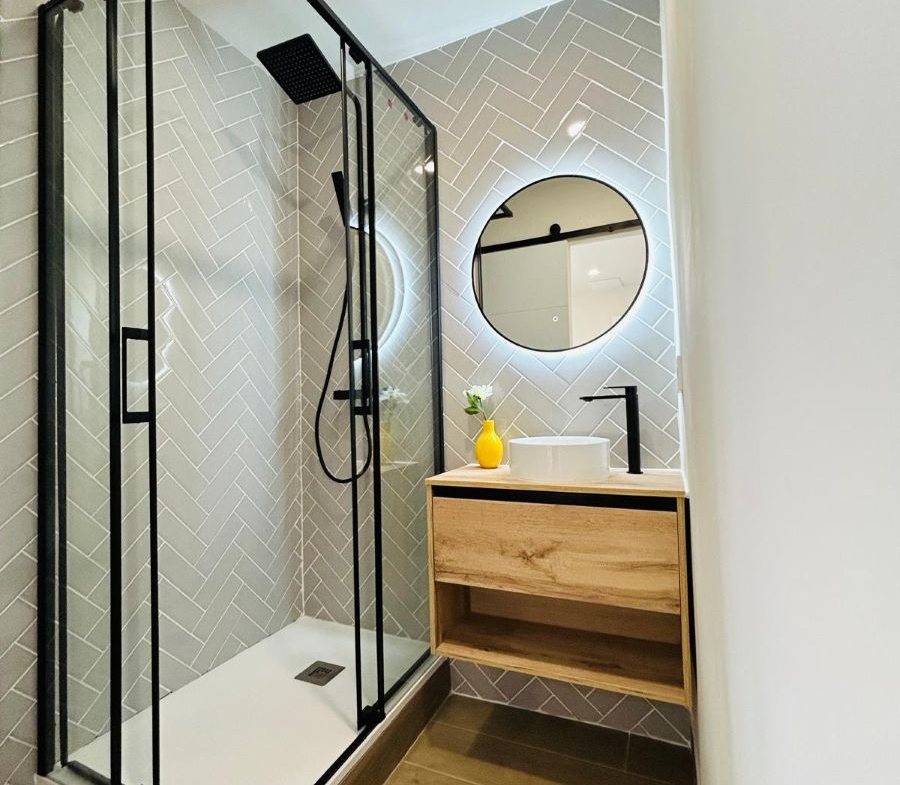 900