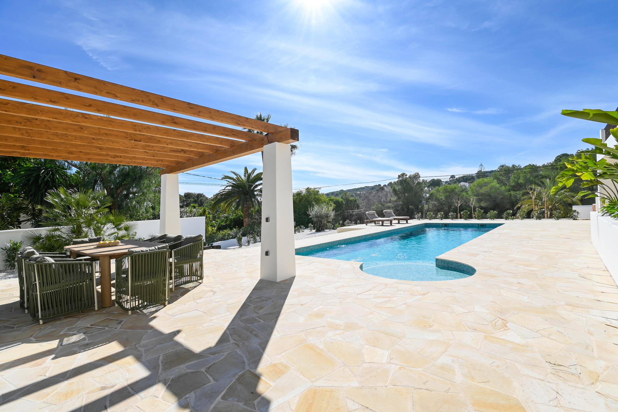 Instapklare luxe nieuwbouw villa met zeezicht in Moraira