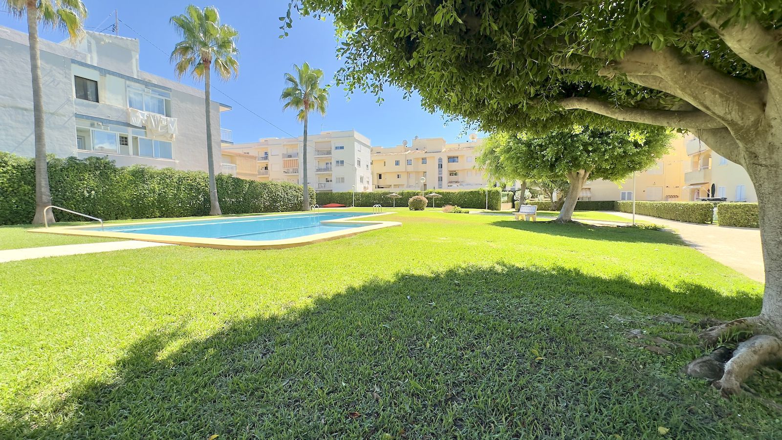 Stijlvol appartement met terras en gedeeltelijk zeezicht in Javea