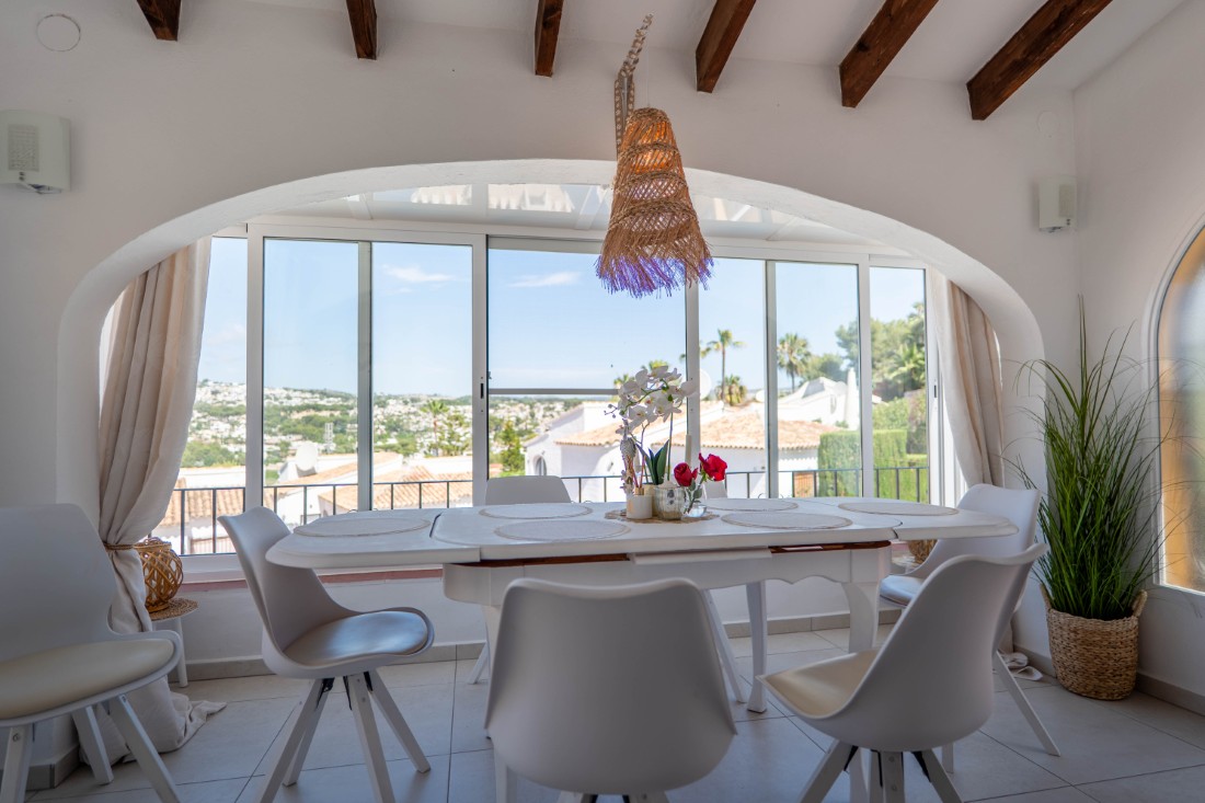 Instapklare villa met privé zwembad en gastenverblijf in Moraira