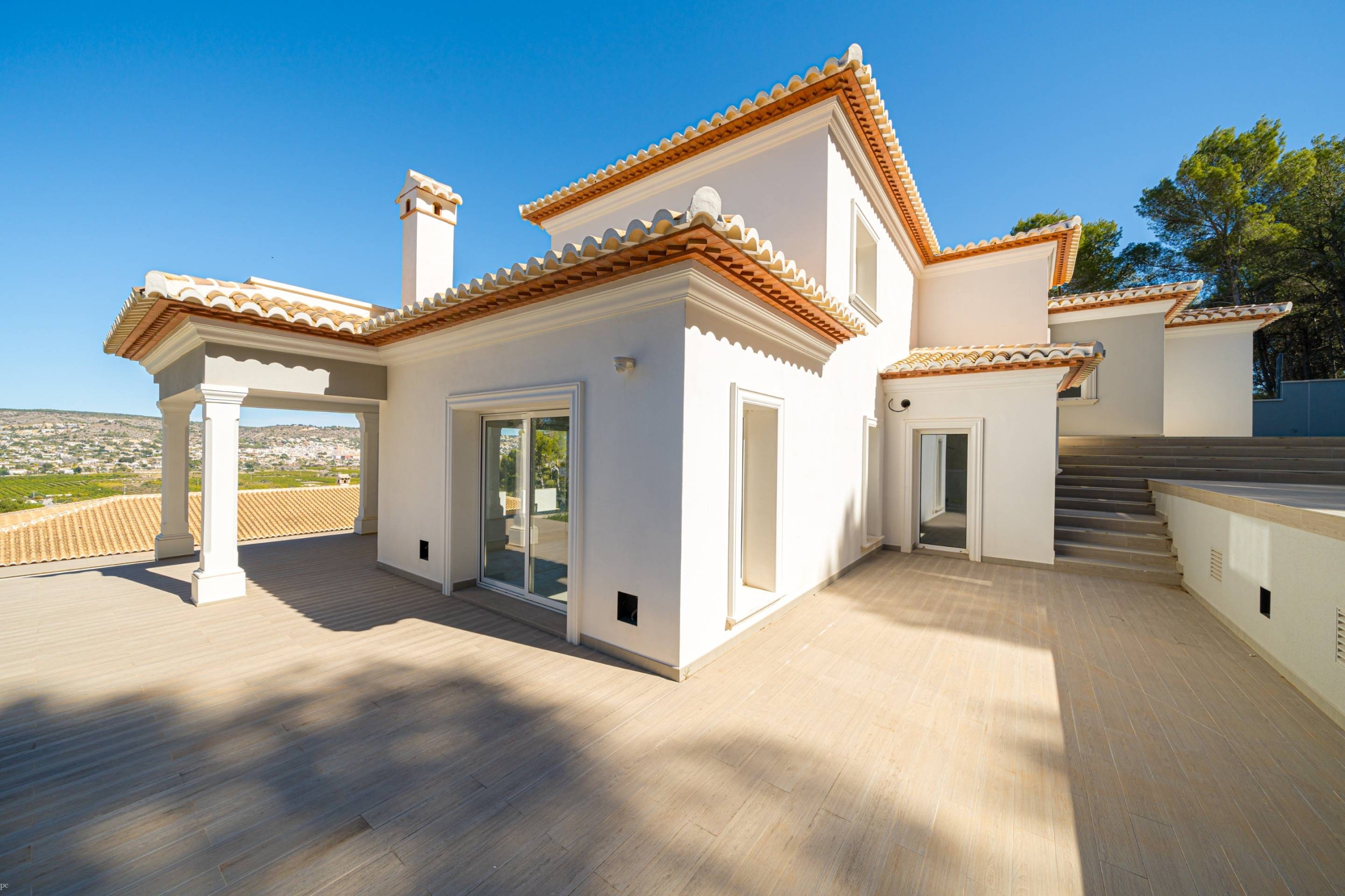 Nieuwbouw villa met prachtig uitzicht in Javea