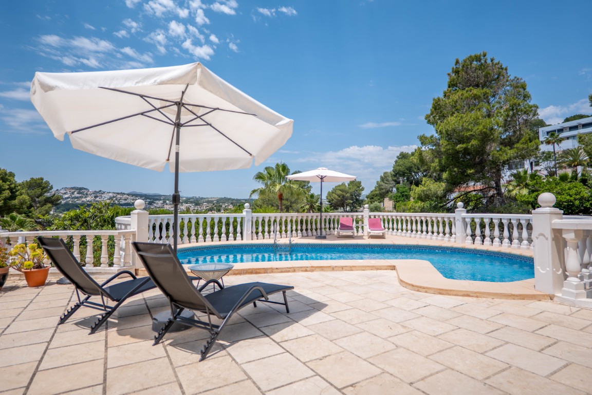 Prachtige gerenoveerde villa met privé zwembad en open zicht in Moraira