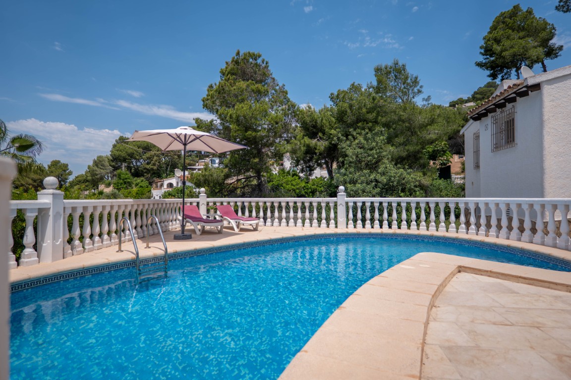 Prachtige gerenoveerde villa met privé zwembad en open zicht in Moraira