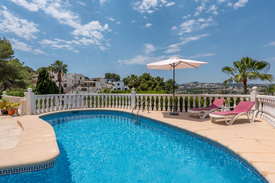 Prachtige gerenoveerde villa met privé zwembad en open zicht in Moraira