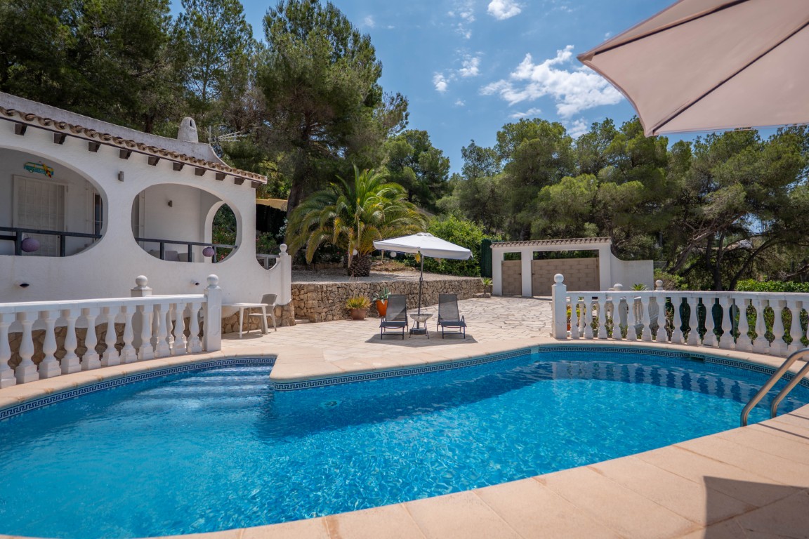 Prachtige gerenoveerde villa met privé zwembad en open zicht in Moraira