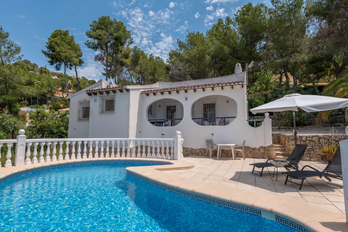 Prachtige gerenoveerde villa met privé zwembad en open zicht in Moraira