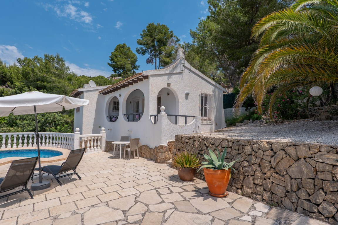 Prachtige gerenoveerde villa met privé zwembad en open zicht in Moraira