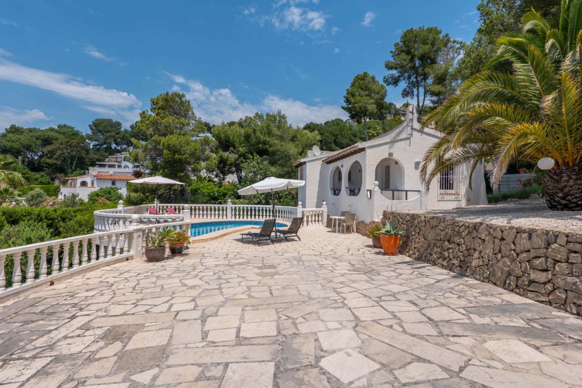 Prachtige gerenoveerde villa met privé zwembad en open zicht in Moraira