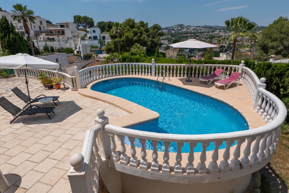 Prachtige gerenoveerde villa met privé zwembad en open zicht in Moraira