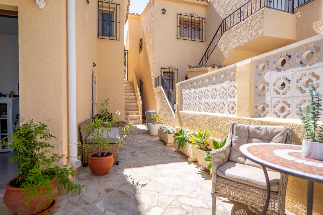 Instapklare villa met privé zwembad en gastenverblijf in Moraira