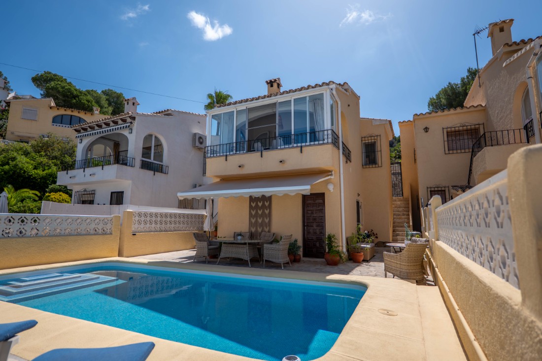 Instapklare villa met privé zwembad en gastenverblijf in Moraira