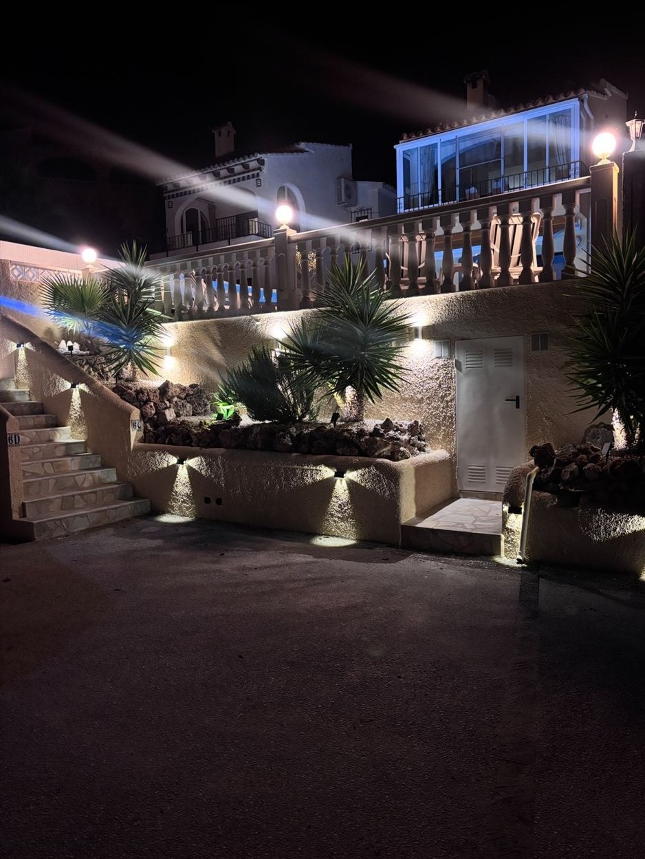 Instapklare villa met privé zwembad en gastenverblijf in Moraira