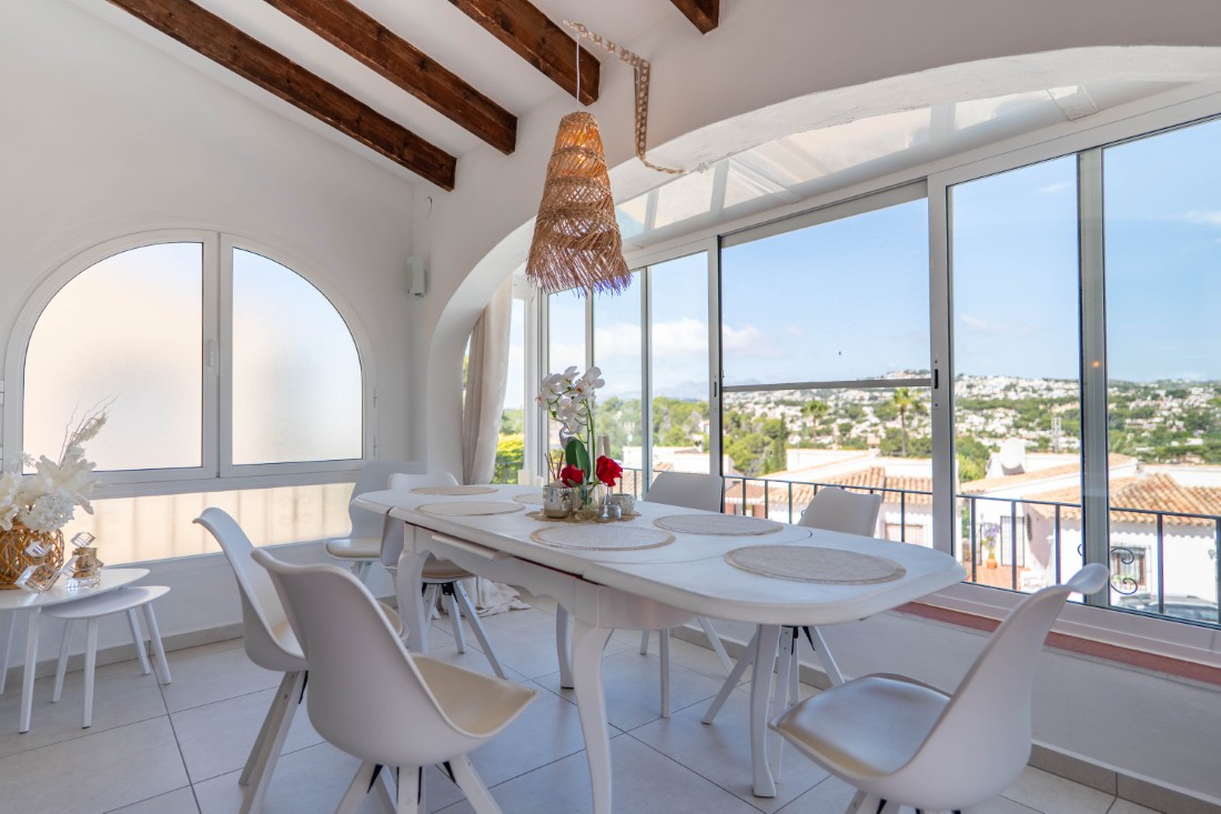 Instapklare villa met privé zwembad en gastenverblijf in Moraira