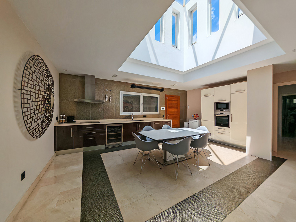Luxe villa met verwarmd zwembad en zeezicht in Marbella