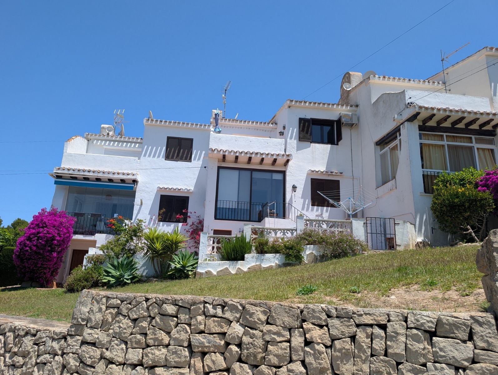o_1jr8grfkdik8ii21hkk1ds1ekh1i.jpg Geschakelde woning met gemeenschappelijk zwembad in Moraira