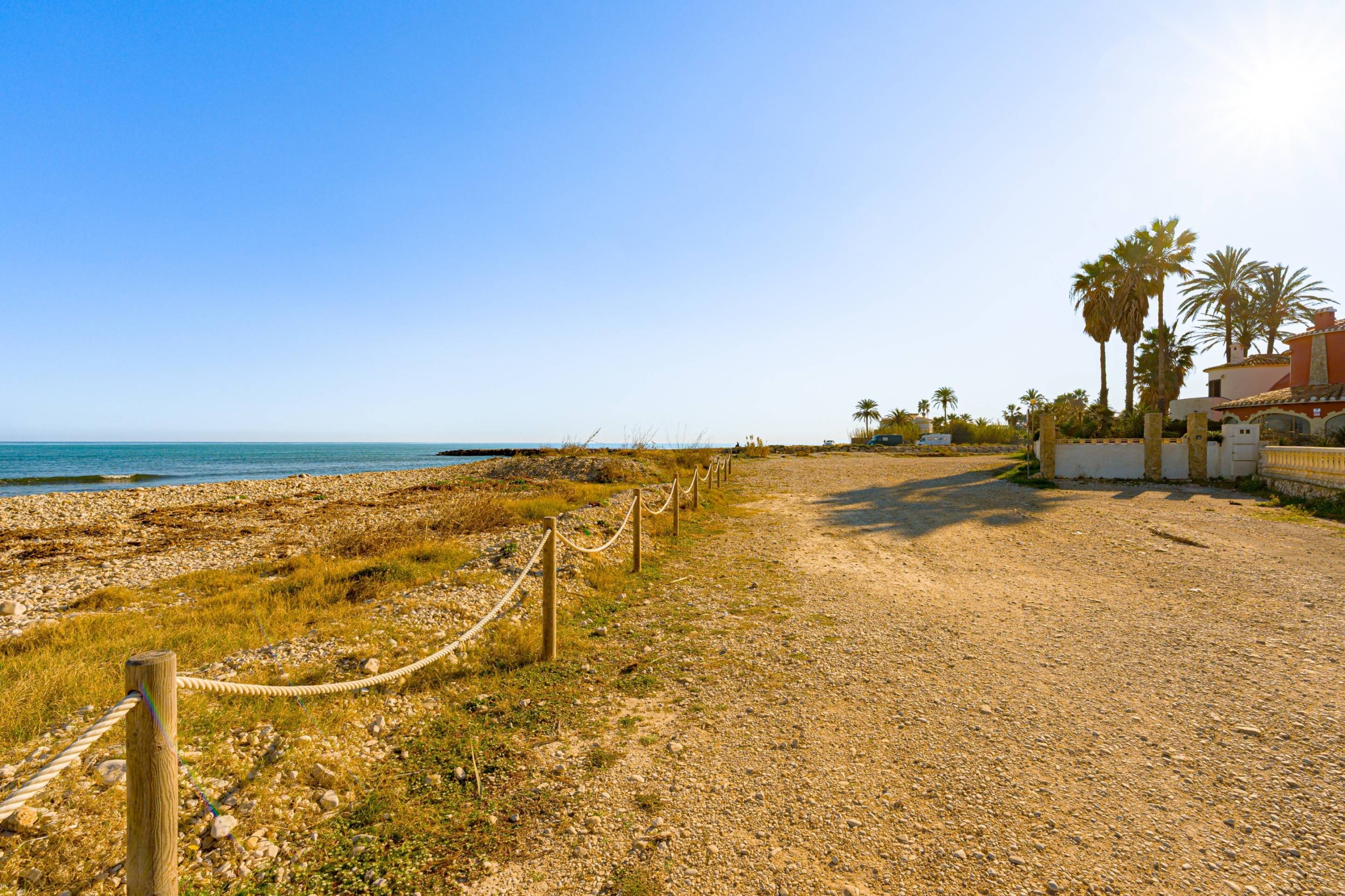 Zeldzame eerstelijns strandvilla te koop in Denia