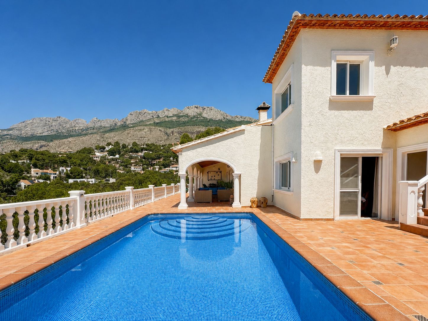 Instapklare villa met zeezicht en bergpanorama in Altea