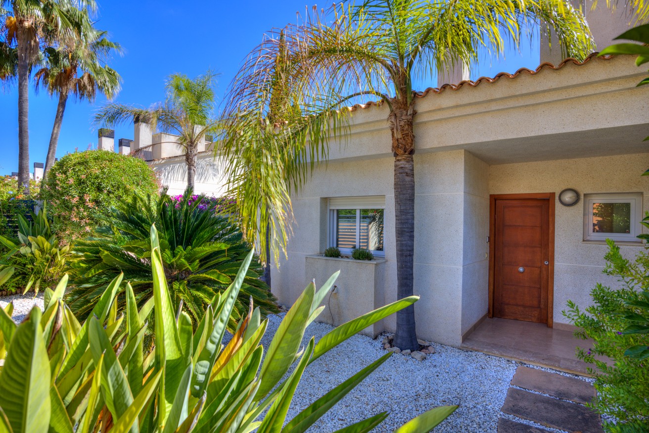 Moderne villa gelegen op exclusief park in Moraira