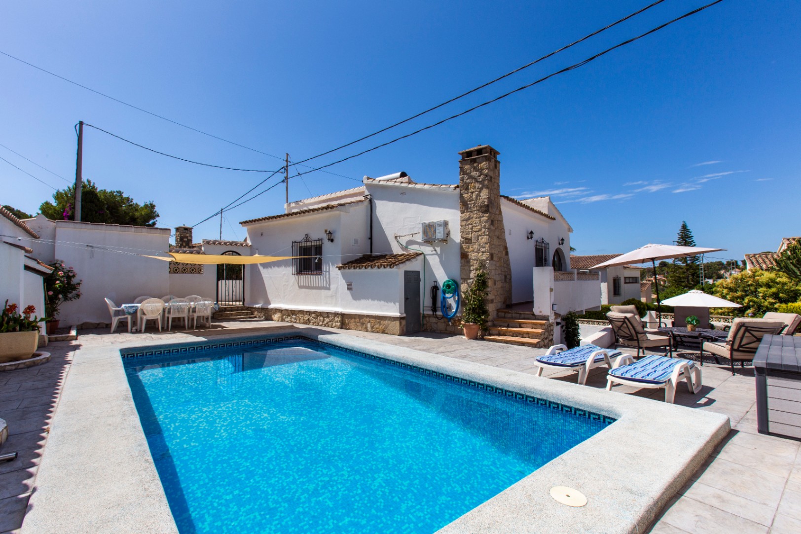 Vrijstaande villa met twee woonlagen en zeezicht in Benissa