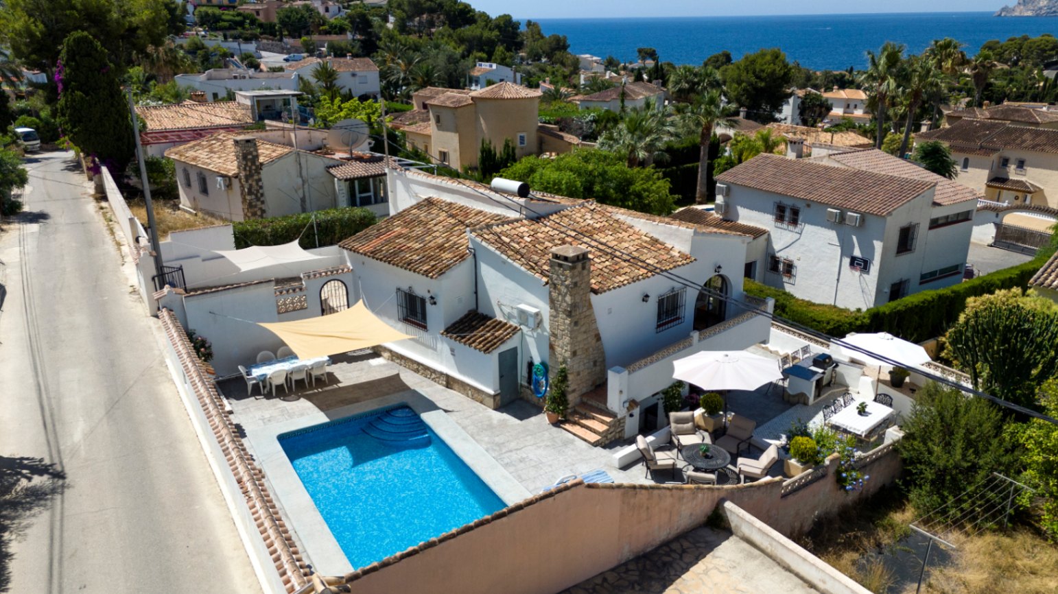 Vrijstaande villa met twee woonlagen en zeezicht in Benissa