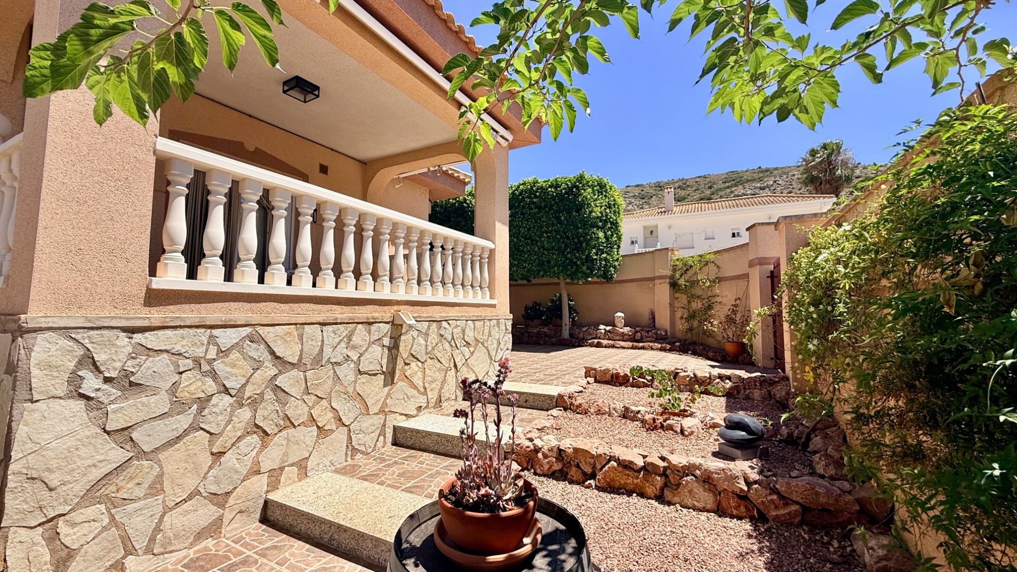Royale villa met gastenverblijf en zwembad in Hondón de las Nieves