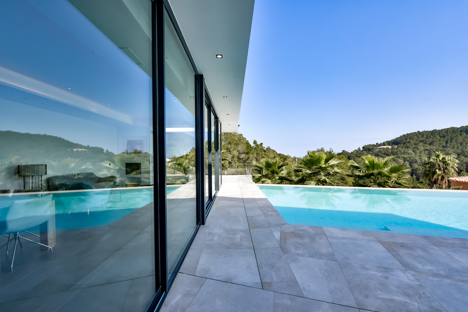Instapklare moderne villa met zeezicht in Javea