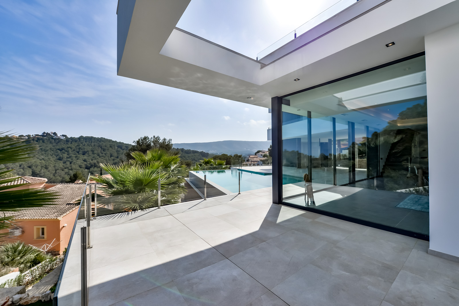 Instapklare moderne villa met zeezicht in Javea