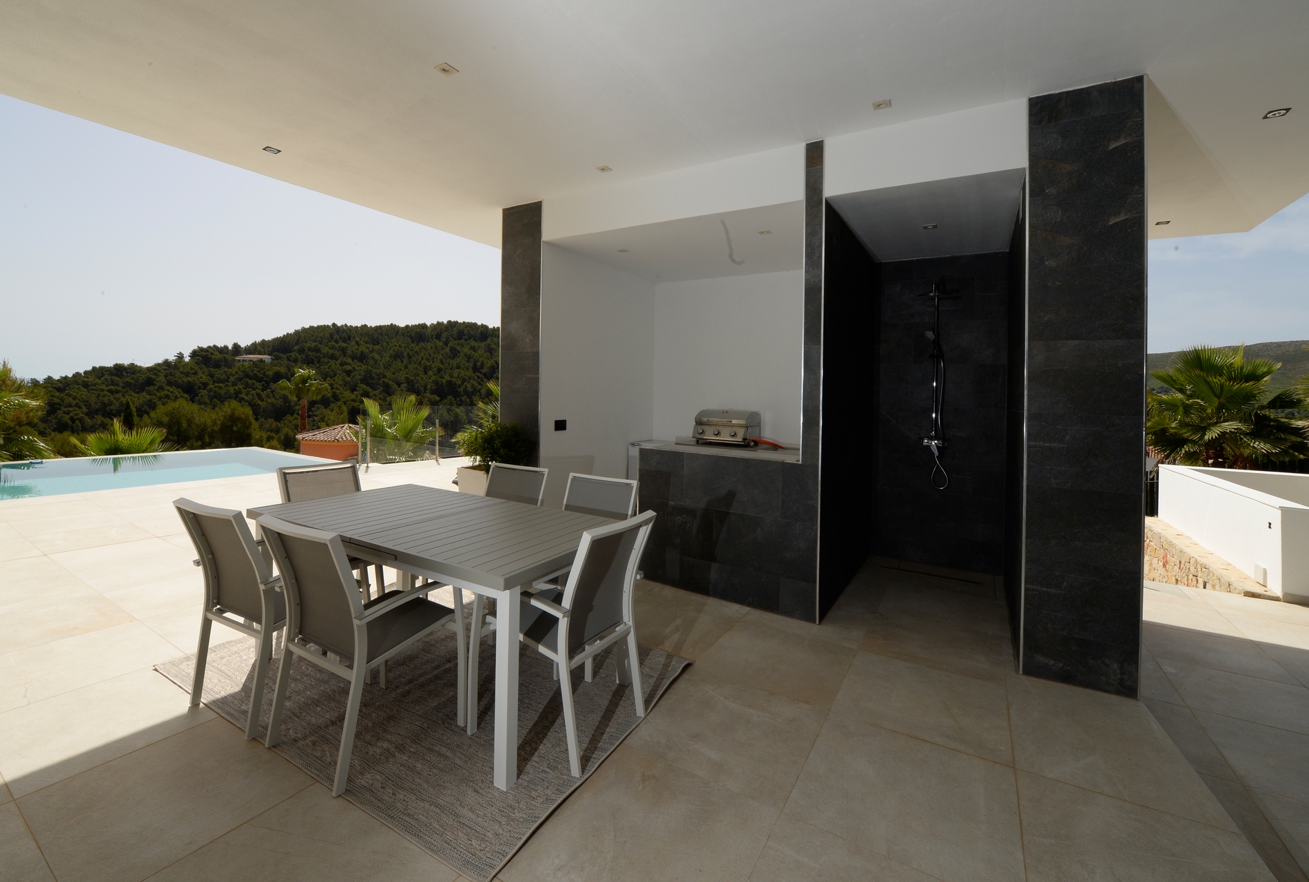 Instapklare moderne villa met zeezicht in Javea