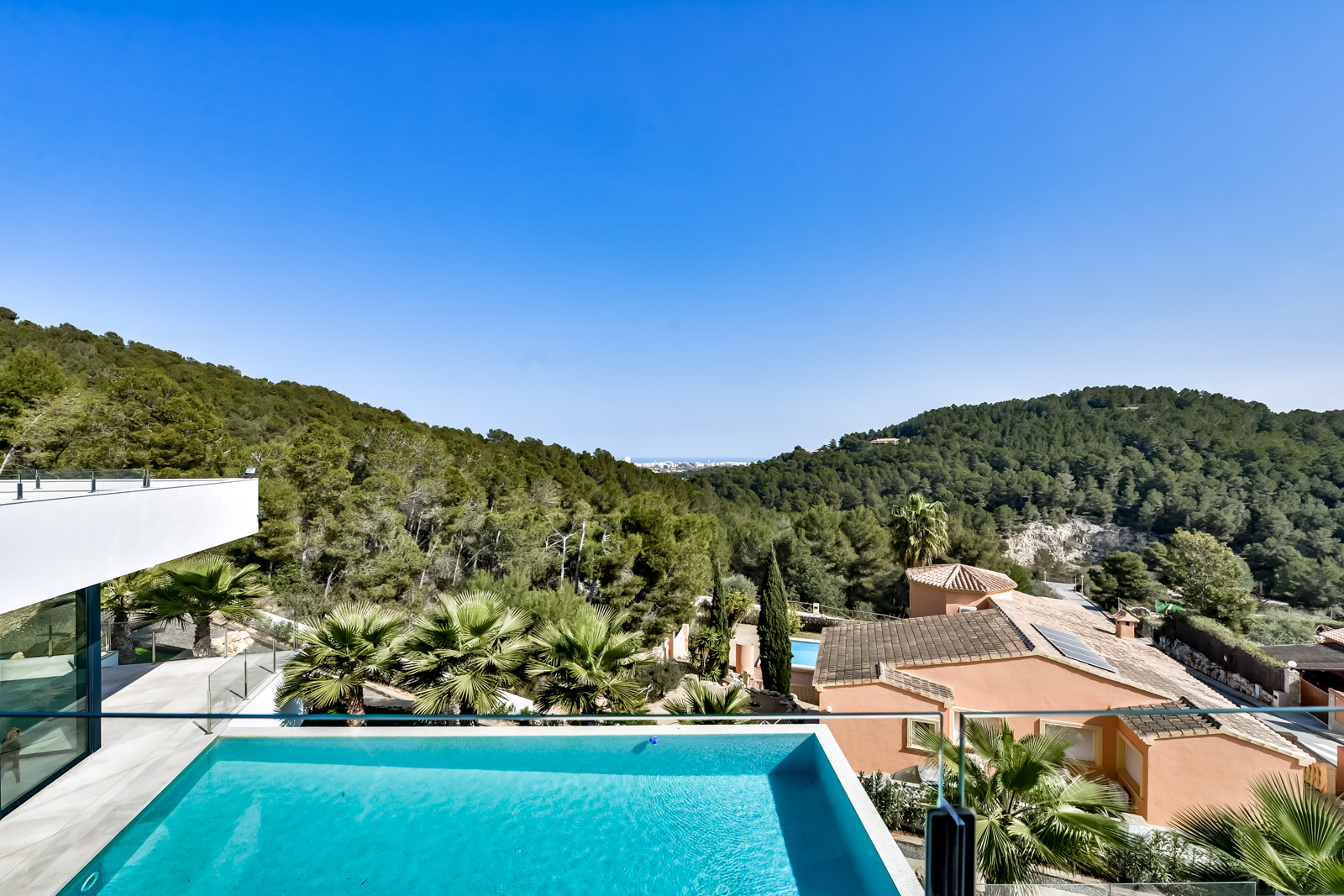 Instapklare moderne villa met zeezicht in Javea