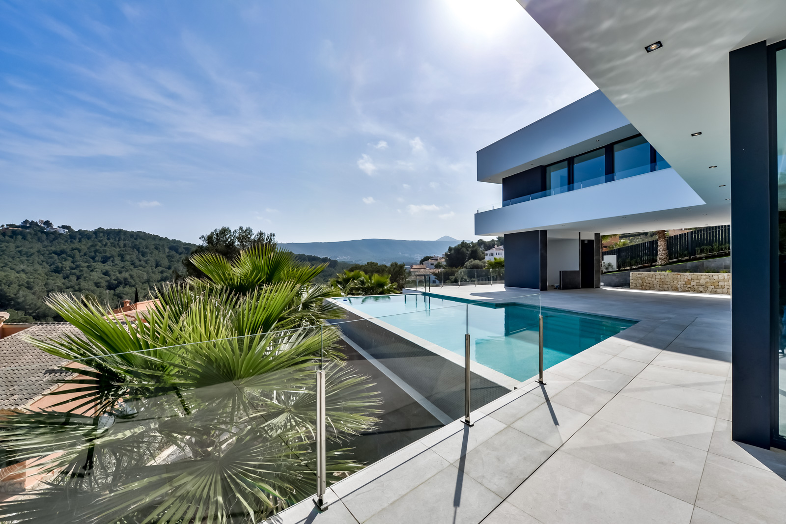 Instapklare moderne villa met zeezicht in Javea