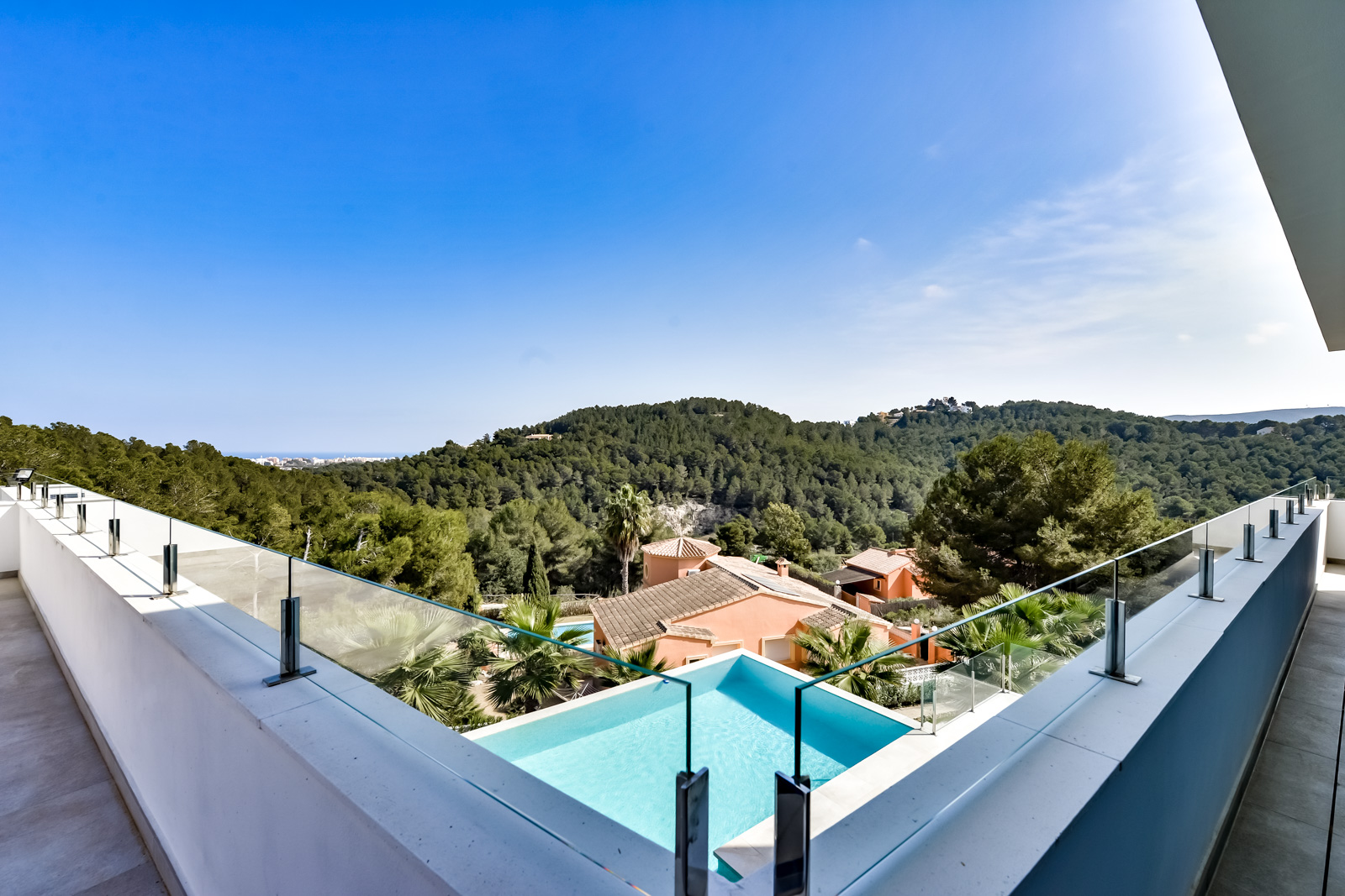 Instapklare moderne villa met zeezicht in Javea