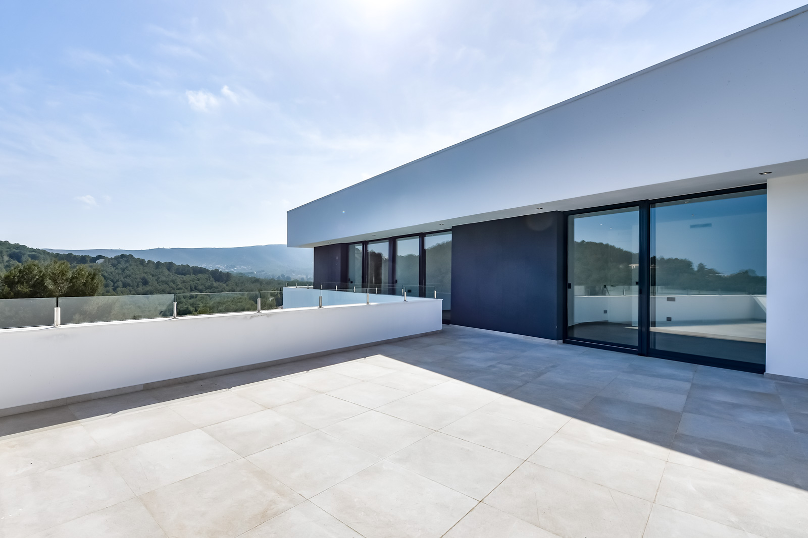 Instapklare moderne villa met zeezicht in Javea