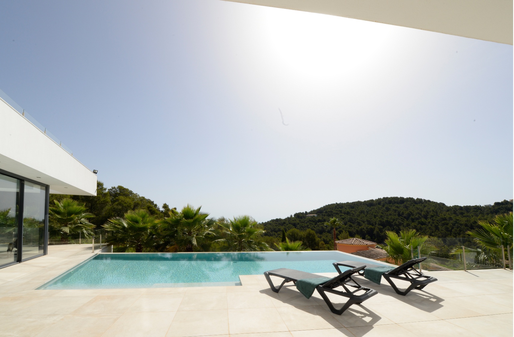 Instapklare moderne villa met zeezicht in Javea