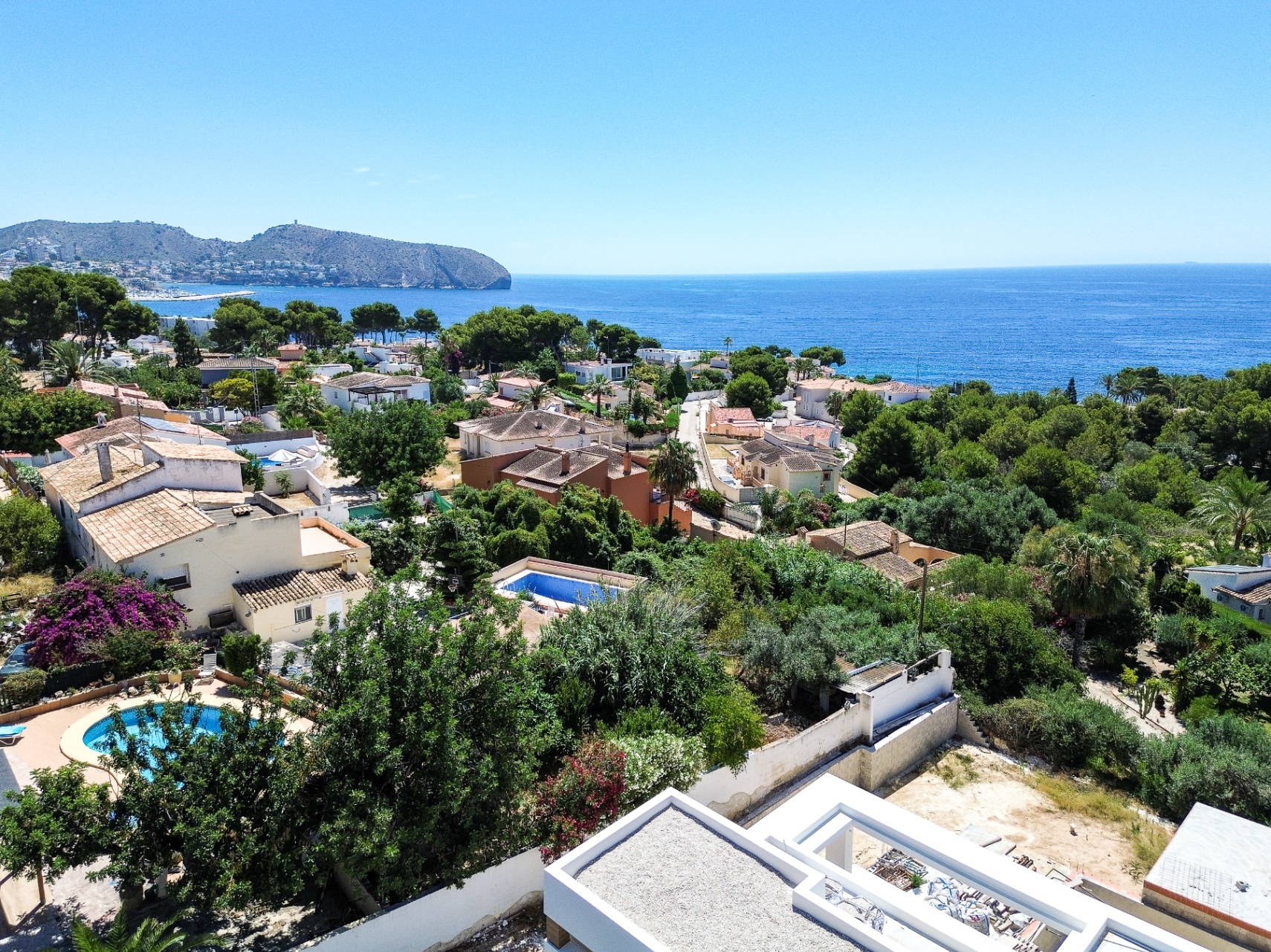 Luxe nieuwbouwvilla met zeezicht en gastenverdieping in Moraira