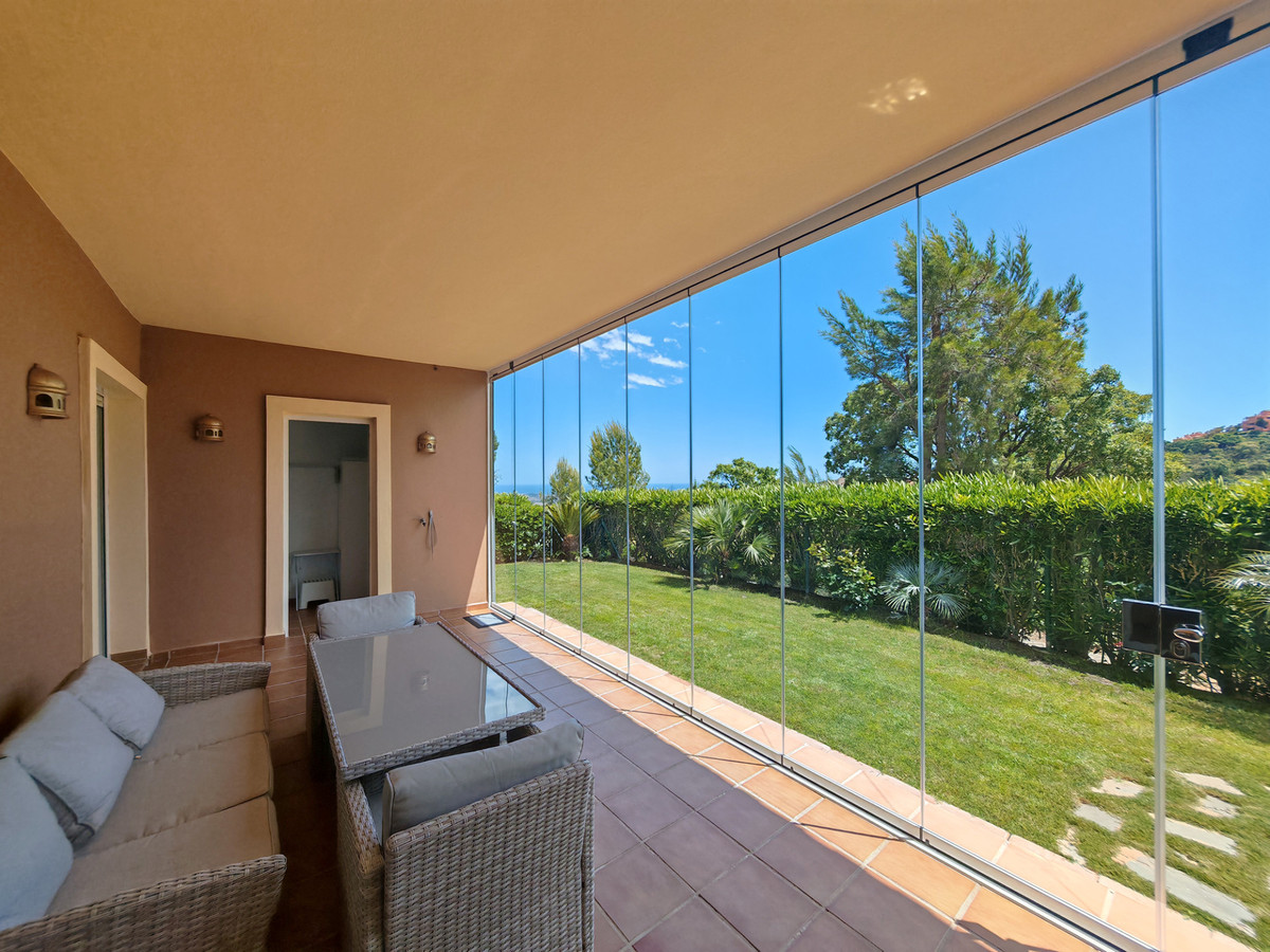 Ruim gelijkvloers appartement op eerste golflijn Marbella