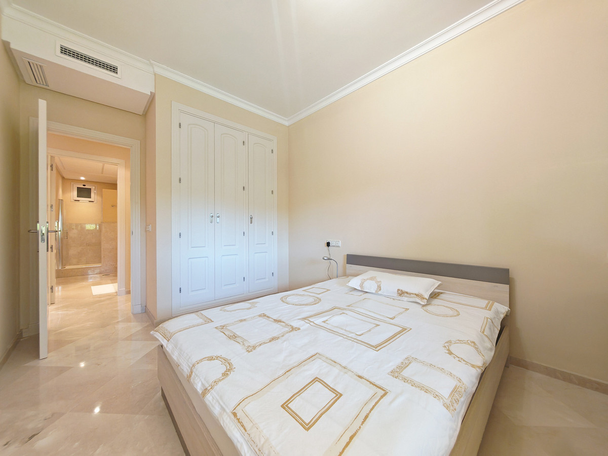 Ruim gelijkvloers appartement op eerste golflijn Marbella