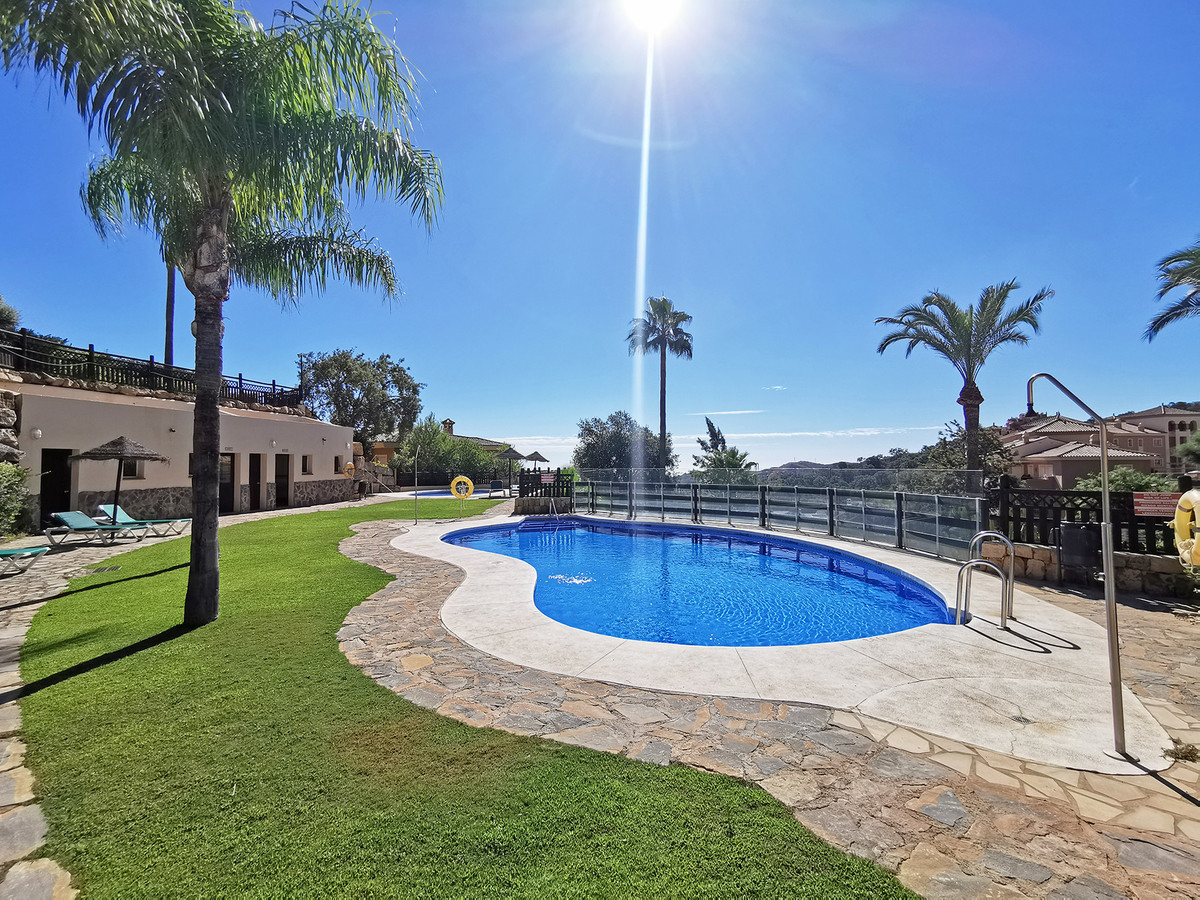 Ruim gelijkvloers appartement op eerste golflijn Marbella