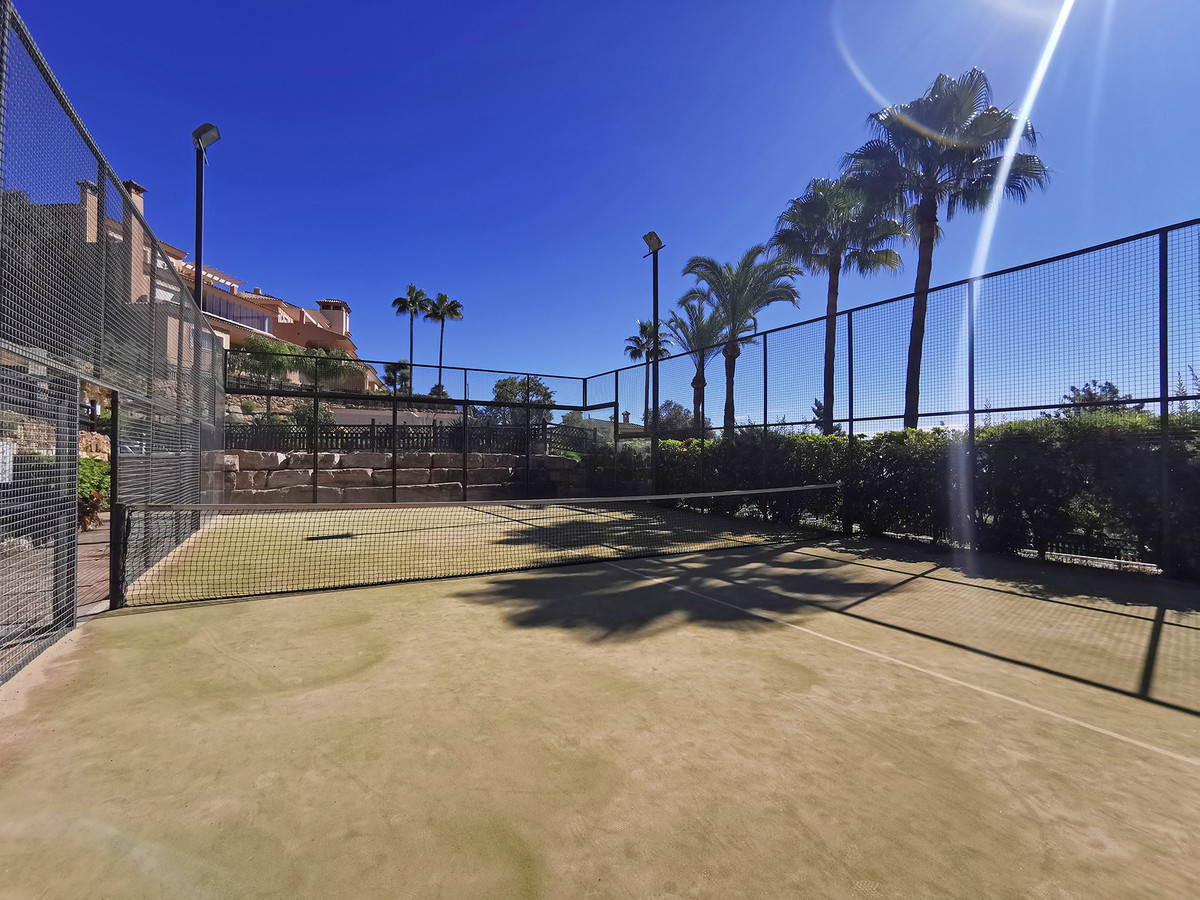 Ruim gelijkvloers appartement op eerste golflijn Marbella