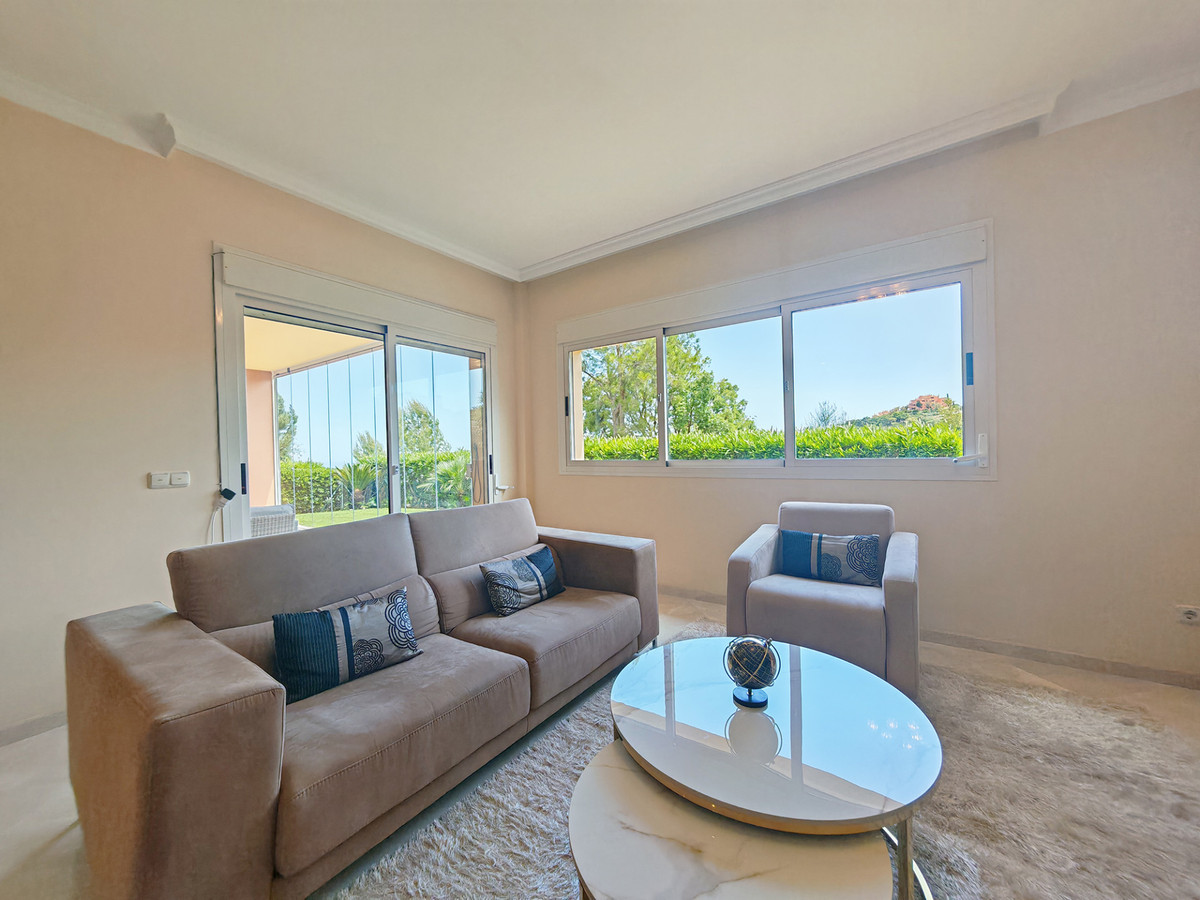 Ruim gelijkvloers appartement op eerste golflijn Marbella